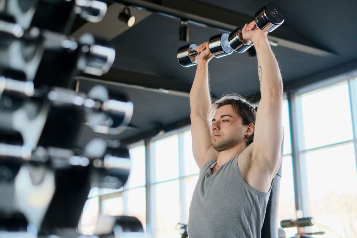 ¿Debes regresar al gimnasio después de enfermarte? Expertos revelan cuánto tiempo esperar tras una gripe, fiebre o infección para evitar recaídas y complicaciones