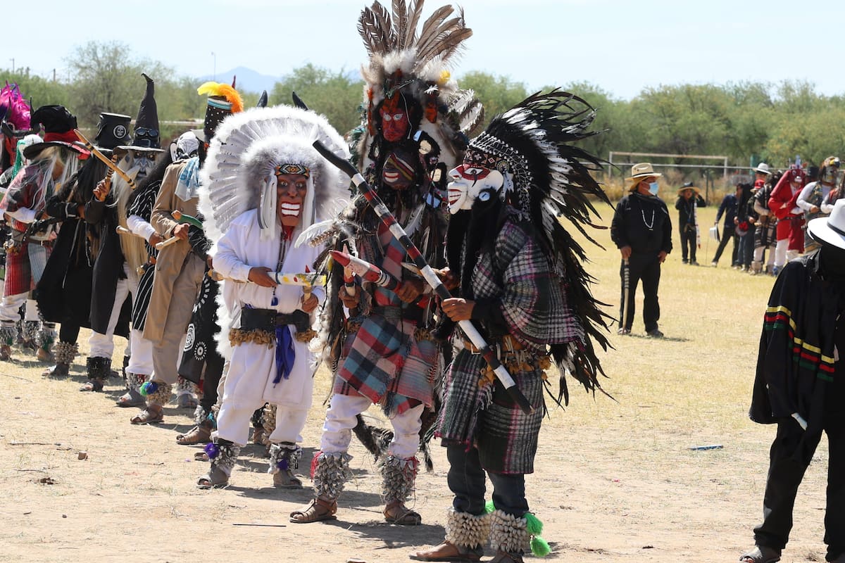 Fariseos de El Tronconal realizan la Procesión del Centurión durante el Jueves Santo