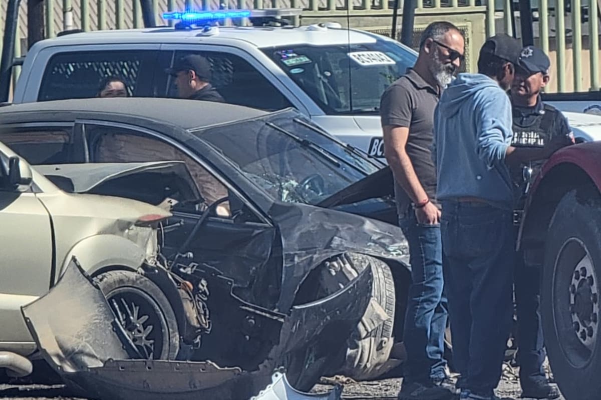 Dos policías lesionados en choque tras persecución