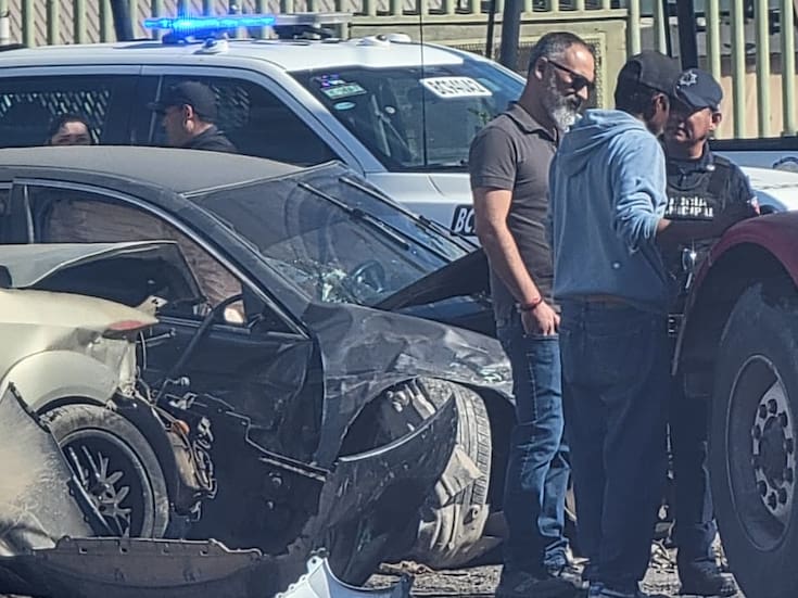 Dos policías lesionados en choque tras persecución