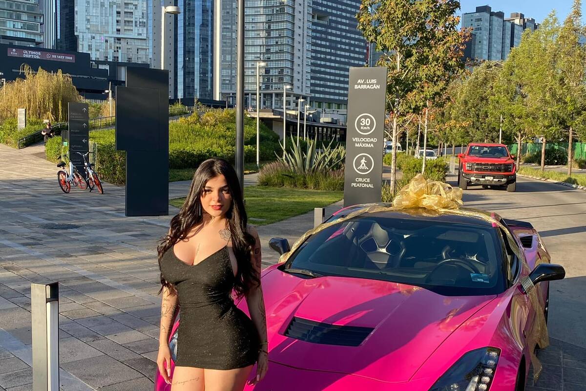 Karely Ruiz presumió en redes su lujoso nuevo auto del año