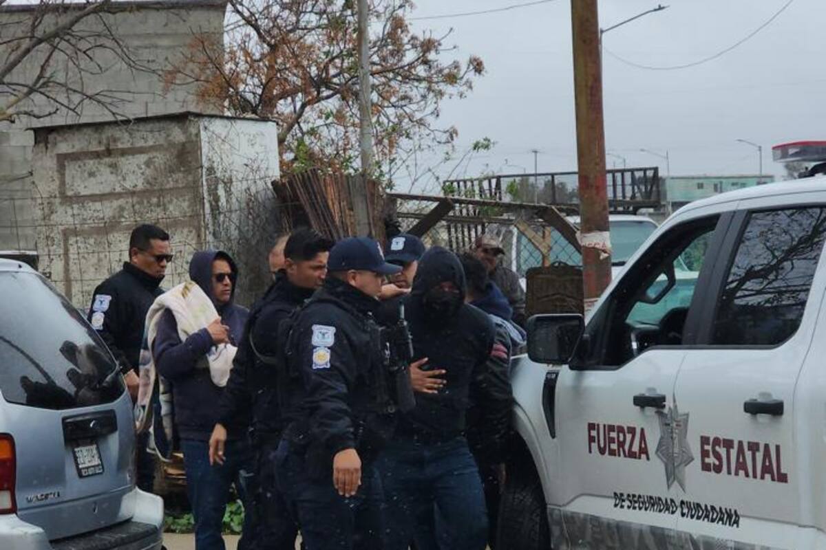 Logran bajar a hombre de torre de líneas de alta tensión