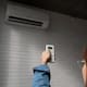 Poner el aire acondicionado a menos de 24 °C acelera el desgaste del equipo y provoca cambios bruscos de temperatura que pueden dañar la salud, reducir la vida útil y subir los precios en el recibo de la luz