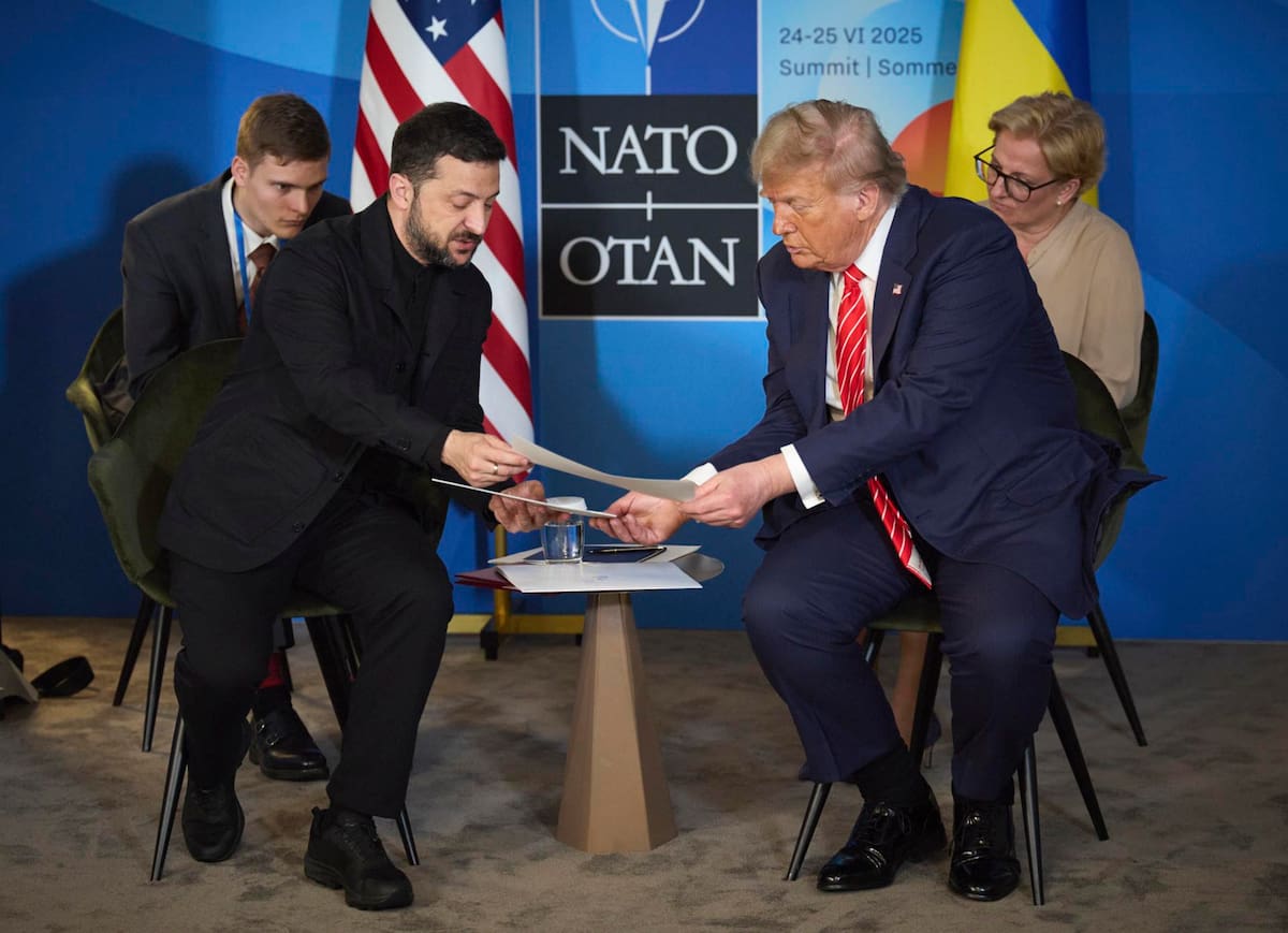 LA HAYA (Países Bajos), 25/06/2025.- Una foto facilitada por el Servicio de Prensa Presidencial de Ucrania muestra al presidente ucraniano, Volodímir Zelenski, y al presidente estadounidense, Donald J. Trump (centro), asistiendo a una reunión en el marco de la cumbre de la OTAN en La Haya, Países Bajos, el 25 de junio de 2025. EFE/EPA/UKRAINIAN PRESIDENTIAL PRESS SERVICE