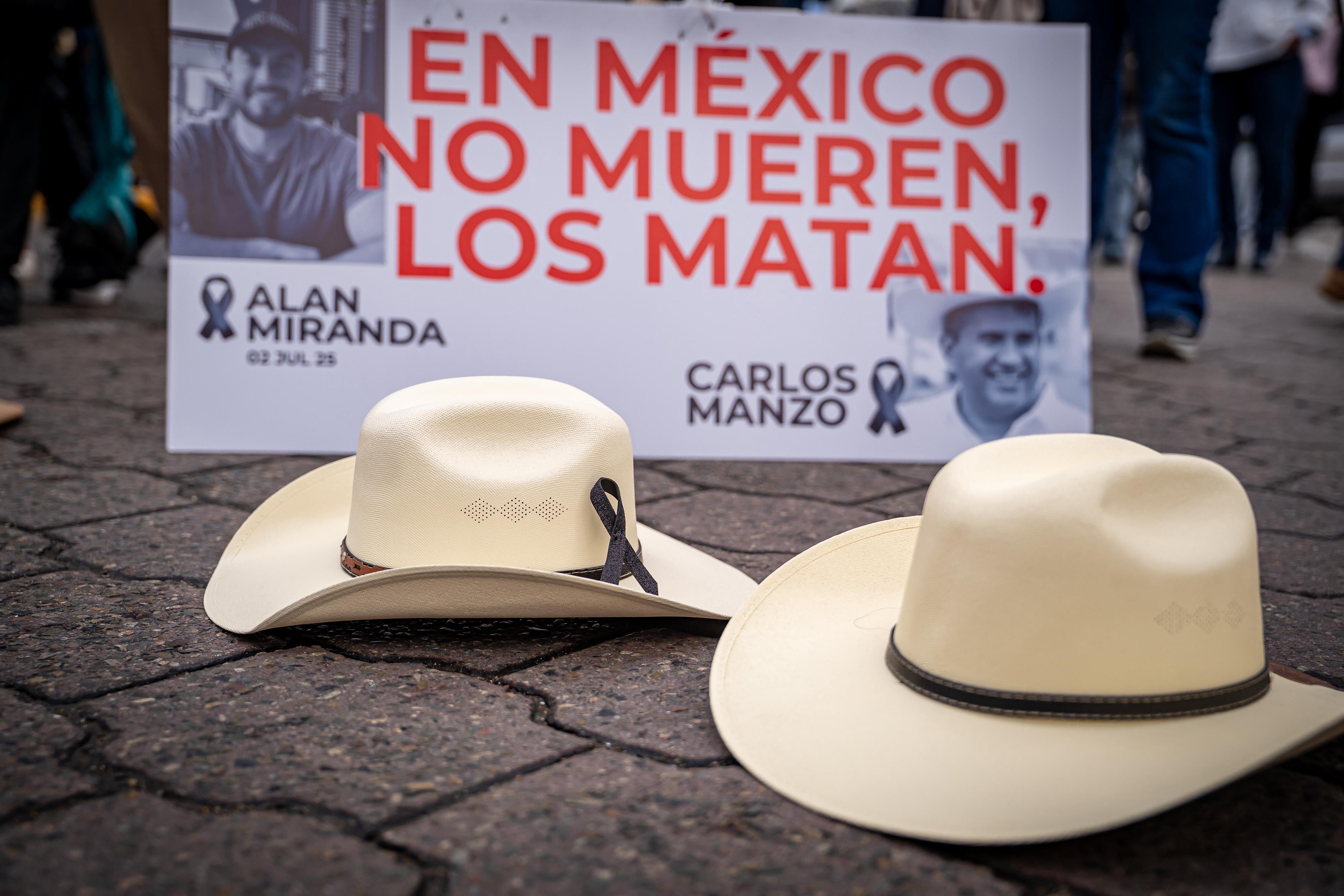 La concentración fue convocada para las 2:00 de la tarde y forma parte de una marcha pacífica en respuesta a la reciente muerte del alcalde Carlos Manzo. Foto: Border zoom