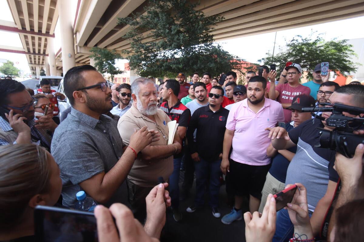 Cierran bulevares taxistas de distintas plataformas