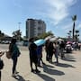 Siguen largas filas para tramitar la Tarjeta Violeta en Tijuana; mujeres esperan hasta 10 horas