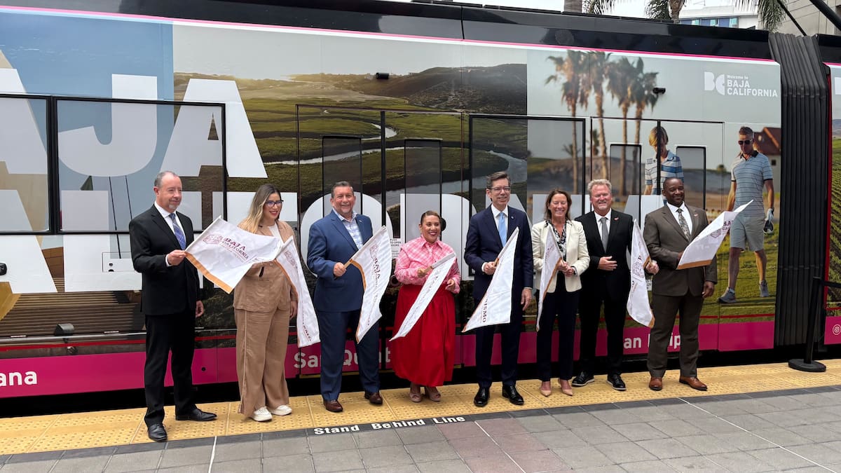 Seis vagones del trolley de San Diego recorrerán el condado durante el verano para promover los principales atractivos turísticos de Baja California entre visitantes y residentes.
Fotos: Ana Gómez.