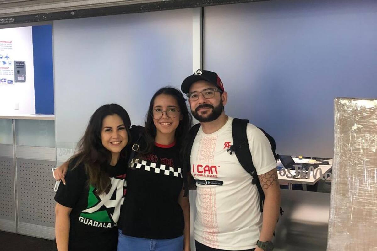 Recibe equipo del boxeador "El Canelo Álvarez" cuadro que pintó Nicol, artista Hermosillense