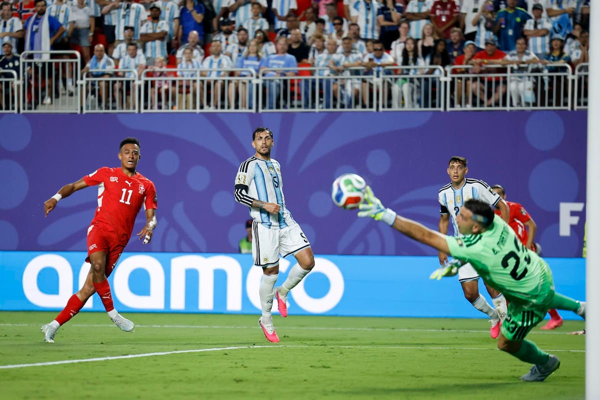Emiliano Martínez hace una dificl atajada ante Suiza en los Cuartos de Final del Mundial 2026. (Foto: EFE/EPA/PETER KLAUNZER)
