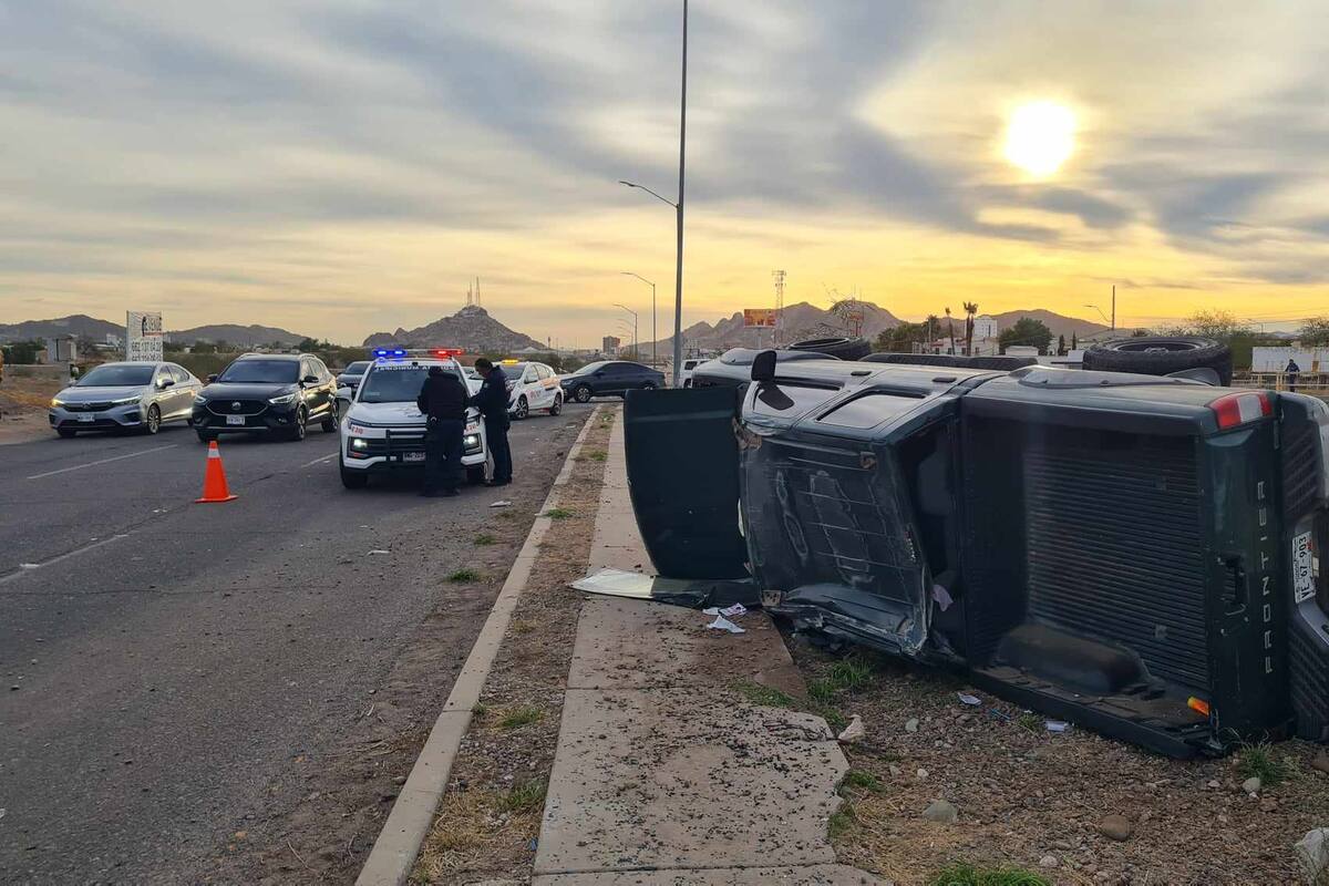 Choque-volcamiento entre pickup y auto se registra en Paseo del Río; no hay lesionados
