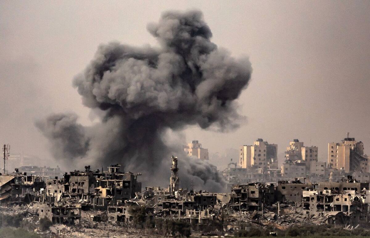 Se ve una columna de humo ascendiendo desde la Franja de Gaza el 29 de octubre de 2023. / Getty Images.