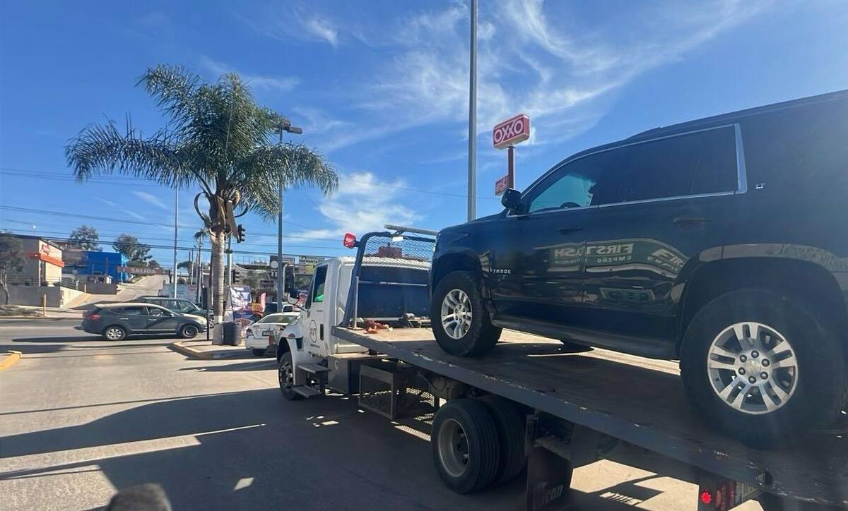 Elementos de la policía municipal aseguraron una camioneta Chevrolet Tahoe con reporte de robo y detuvieron a su conductor luego de que un arco lector detectara su ingreso a la ciudad. Foto: Carmen Gutierrez