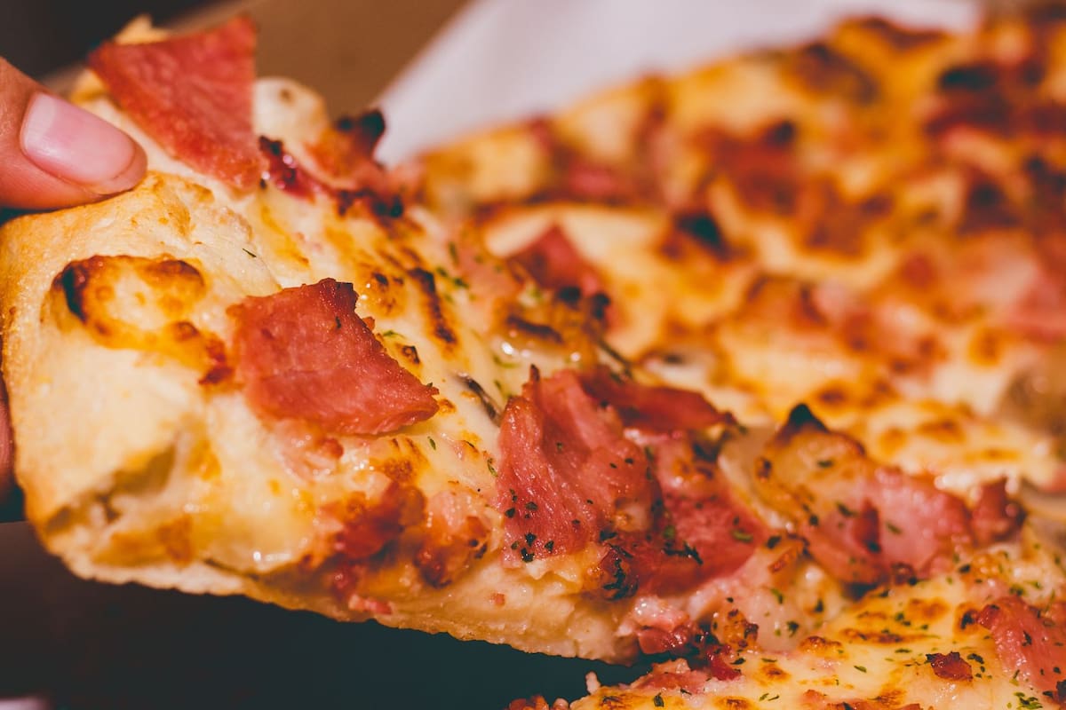 ¿Desayunar pizza es saludable? Esto dicen los expertos