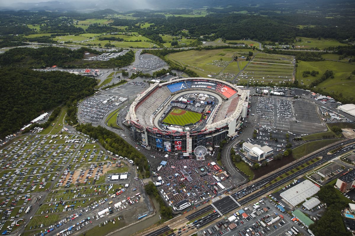 El Bristol Motor Speedway de Tennessee, se adaptó para colocar un campo de beisbol en medio. (Foto: MLB)