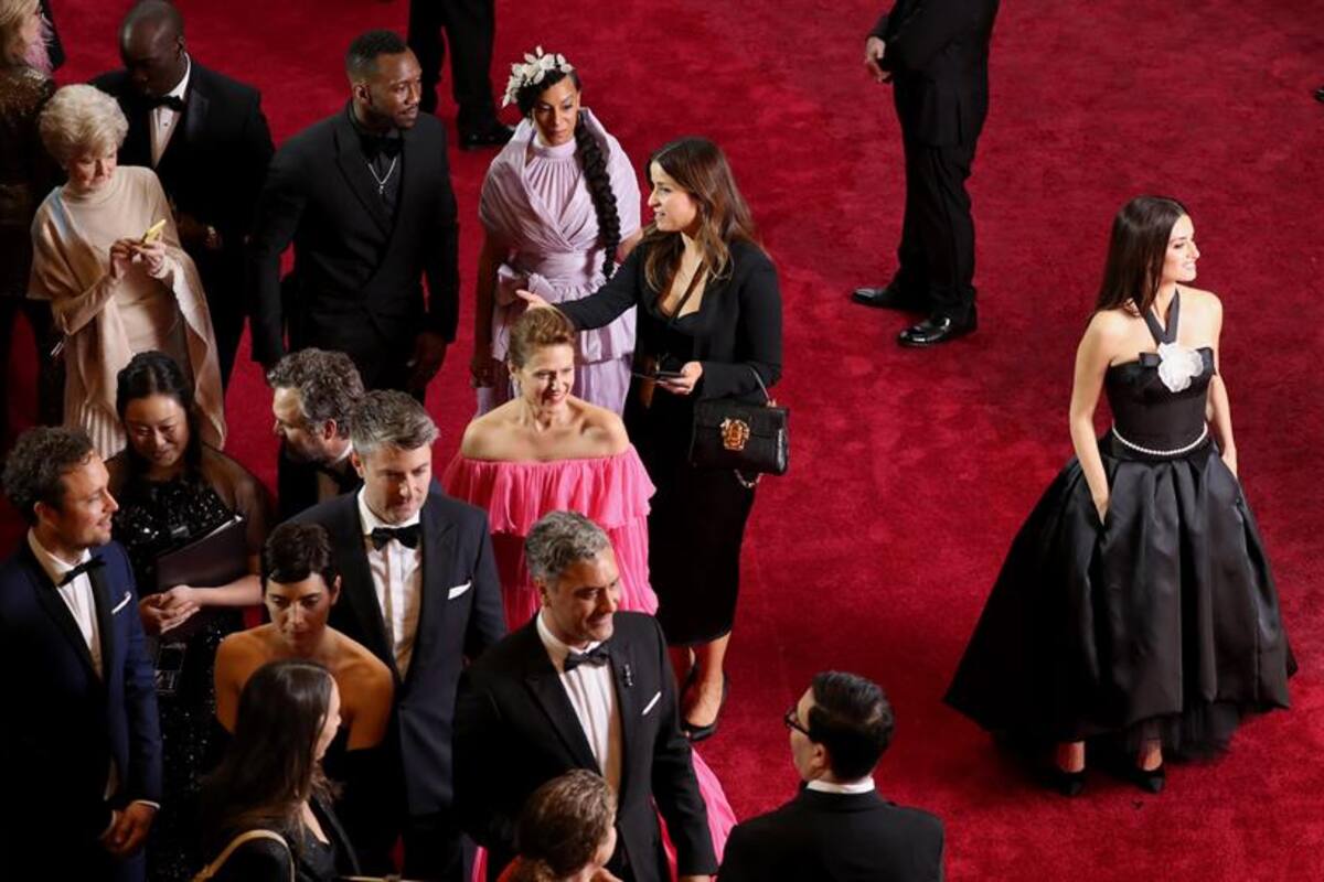 Celebridades disfrutaron la alfombra roja de los Oscar con el Glambot