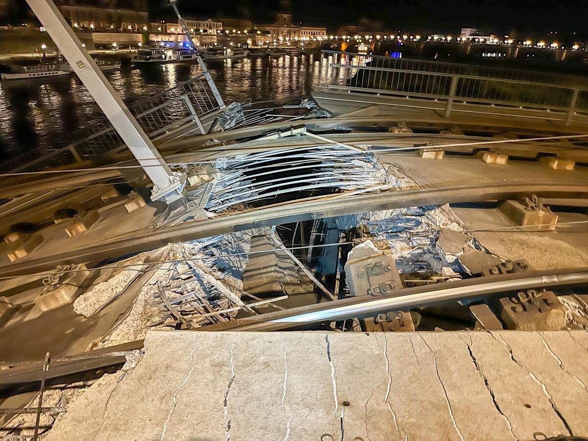 Así luce la estructura del puente Carolabrücke
tras su colapso en el río Elba. | Crédito: X @DrLuetke