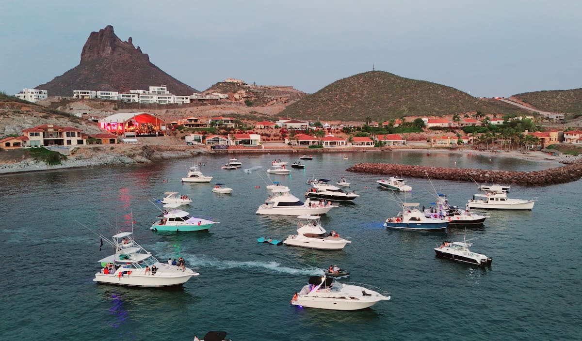 Fans de Guaymas, Ciudad Obregón, Hermosillo y hasta Guadalajara llegaron a la Bahía Punta del Desierto en San Carlos para atestiguar el cumpleaños del cantante desde el mar. FOTO: JULIÁN ORTEGA