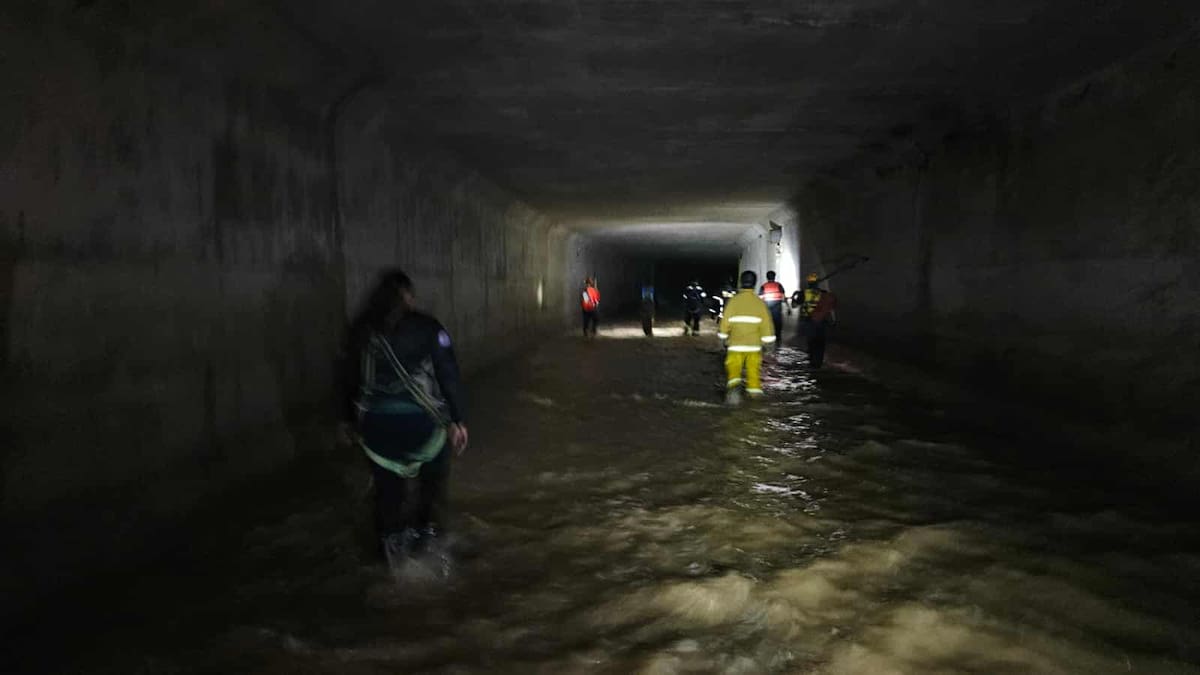 Protección Civil y bomberos recorrieron el embovedado hasta la línea internacional sin hallar indicios en el lado mexicano.