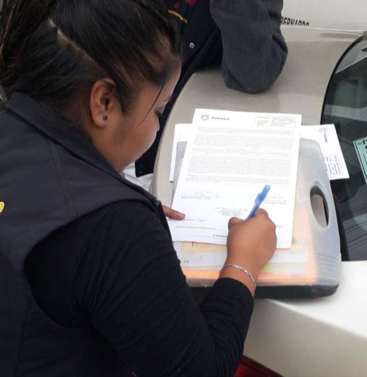 Los ciudadanos están facultados para verificar la identidad de los inspectores municipales, quienes cuentan con una identificación con código QR al momento de hacer su trabajo.