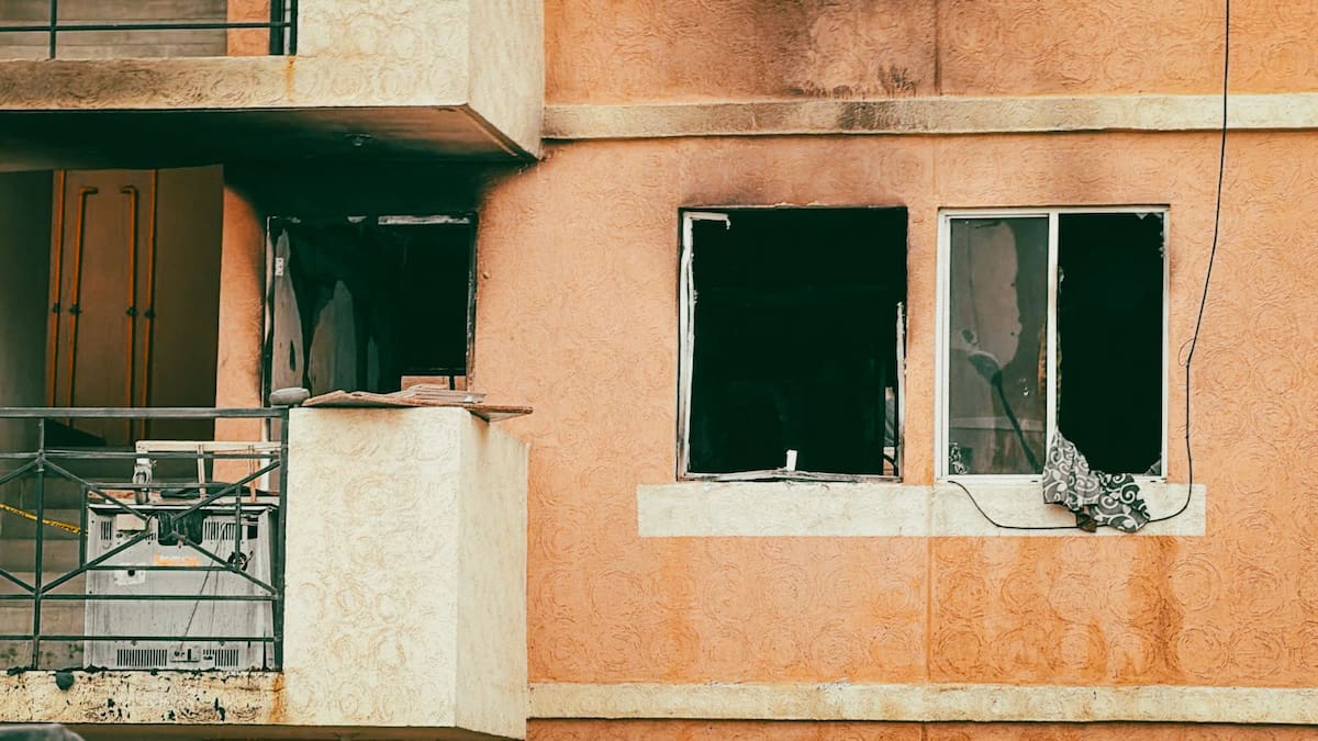 Bomberos localizaron los cuerpos de dos personas al sofocar un incendio registrado en un departamento del fraccionamiento Natura; la Fiscalía investiga el caso. Foto: Border Zoom
