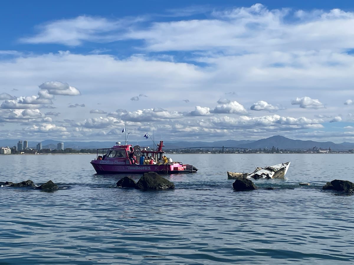 Casi 60 toneladas de escombros marinos, incluidas embarcaciones hundidas, fueron retiradas de la bahía de San Diego como parte de un proyecto ambiental en los bajíos del espigón Zuniga. Foto: Cortesía