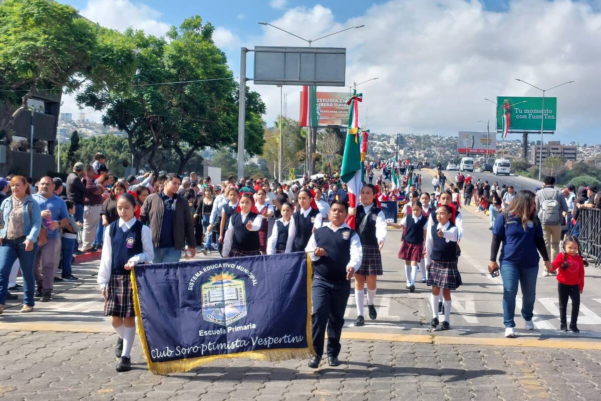 Muestran lado patriótico en desfile