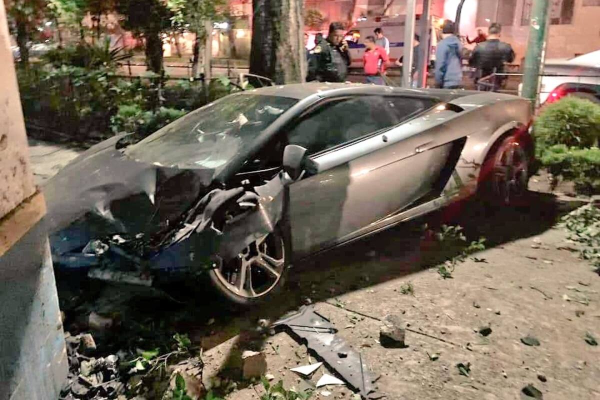 Abandona Lamborghini después de chocarlo en colonia Roma