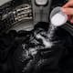 Poner sal en la ropa negra antes de lavarla: qué efecto tiene