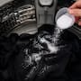 Poner sal en la ropa negra antes de lavarla: qué efecto tiene