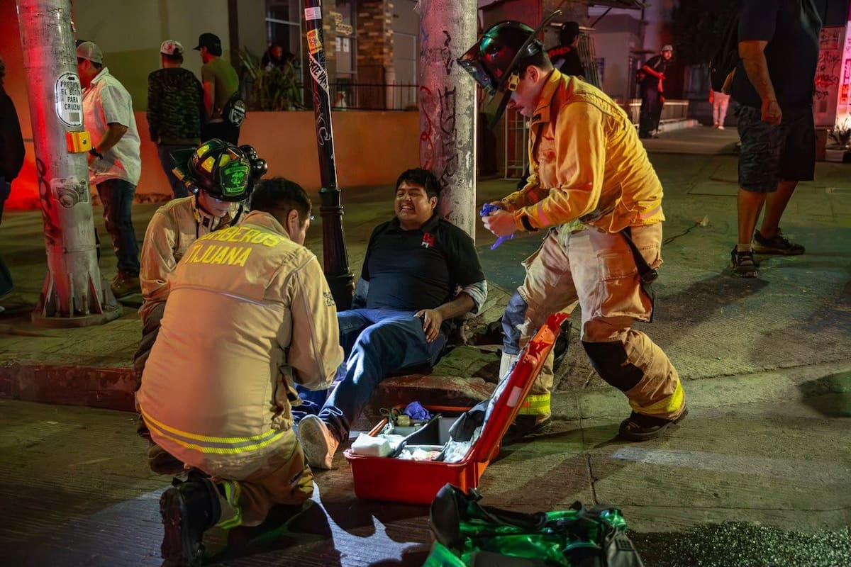 El motociclista resultó lesionado tras impactar contra un hombre que presuntamente cruzó de forma indebida; no presentará cargos. Foto: Border Zoom
