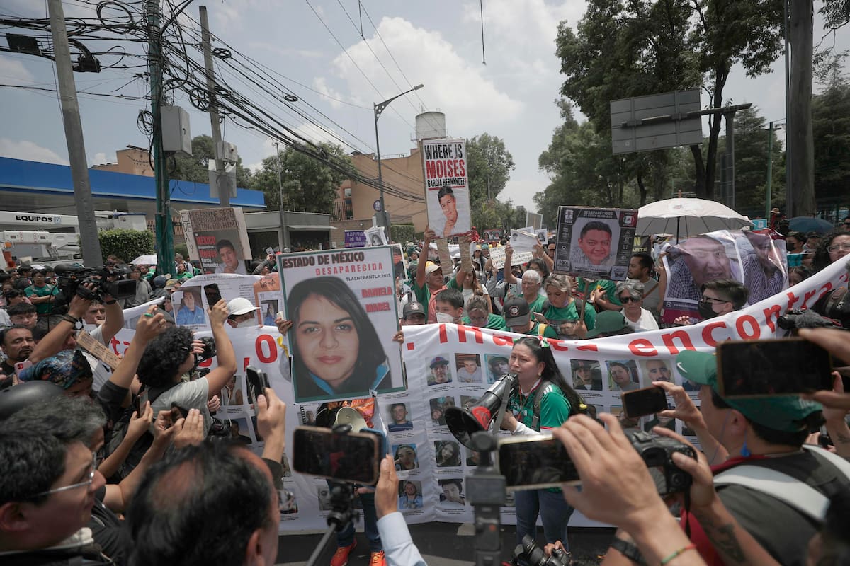 Familiares de personas desaparecidas protestan en una avenida este jueves, rumbo al estadio Ciudad de México (México). EFE/Isaac Esquivel