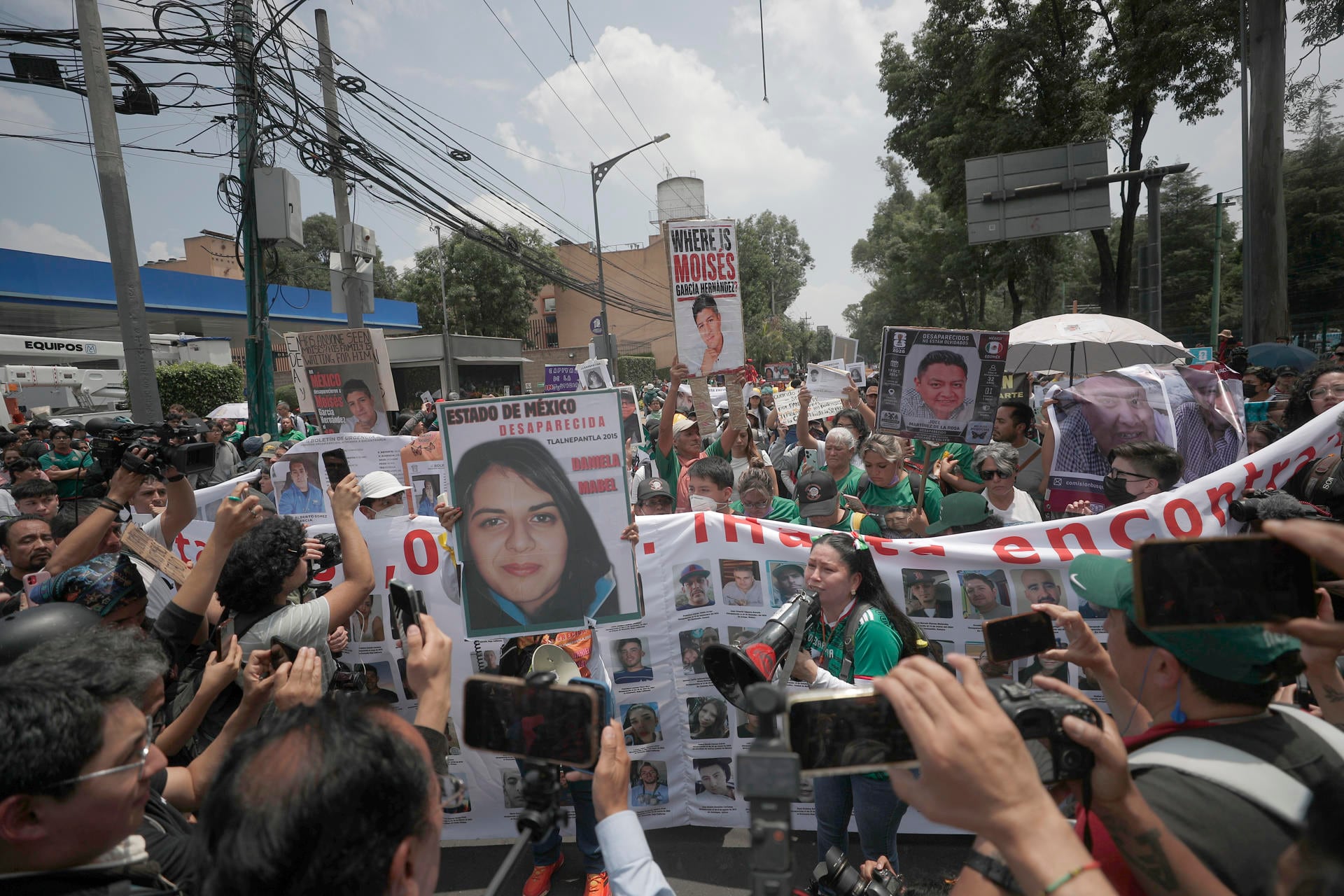Familiares de personas desaparecidas protestan en una avenida este jueves, rumbo al estadio Ciudad de México (México). EFE/Isaac Esquivel