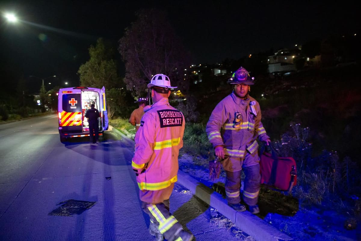 Auto cae a barranco en el Libramiento Sur