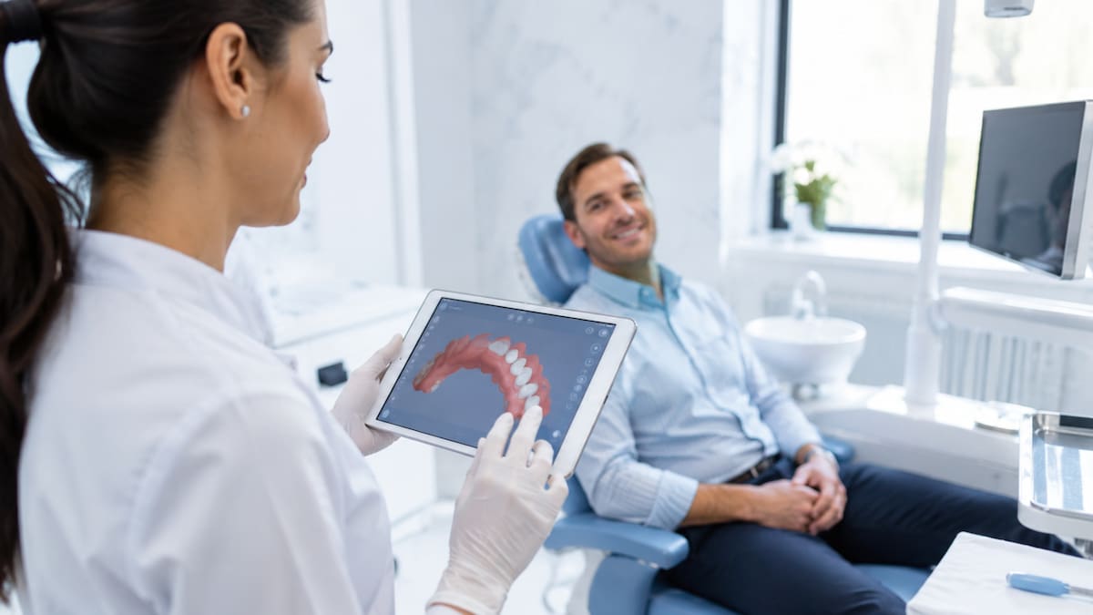 Sin antibióticos y con menos dolor, una terapia personalizada abrió una nueva ruta científica para tratar la inflamación de encías al bloquear la comunicación de las bacterias que forman la placa dental con oxígeno y una enzima sin eliminar los microorganismos benéficos