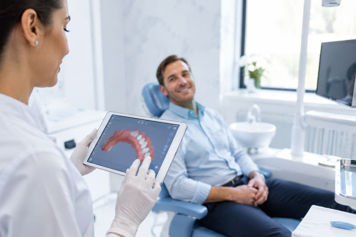 Sin antibióticos y con menos dolor, una terapia personalizada abrió una nueva ruta científica para tratar la inflamación de encías al bloquear la comunicación de las bacterias que forman la placa dental con oxígeno y una enzima sin eliminar los microorganismos benéficos