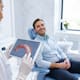 Sin antibióticos y con menos dolor, una terapia personalizada abrió una nueva ruta científica para tratar la inflamación de encías al bloquear la comunicación de las bacterias que forman la placa dental con oxígeno y una enzima sin eliminar los microorganismos benéficos