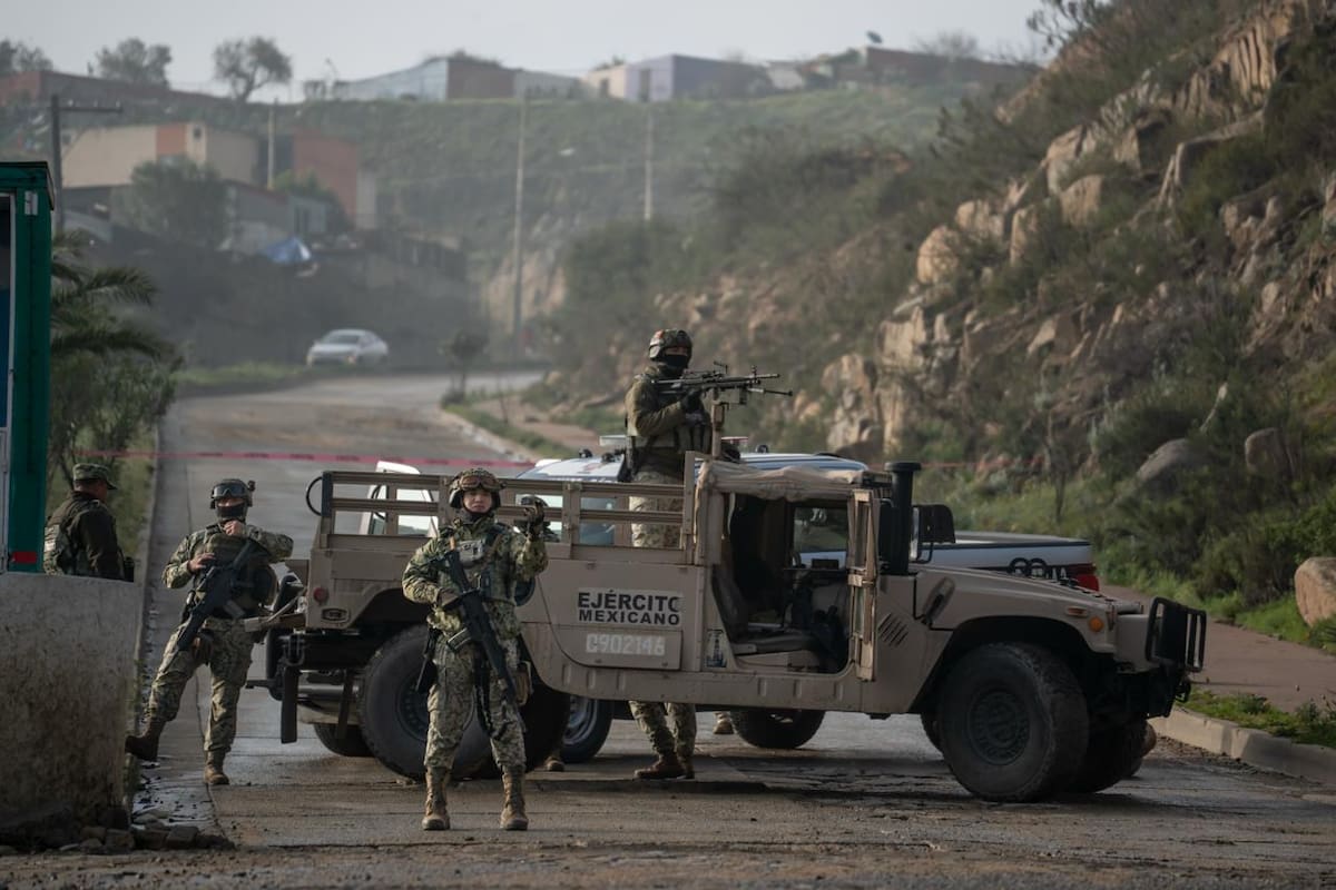El cuerpo presentaba huellas de violencia y fue localizado en la rampa que conecta al bulevar 2000. Foto: Border Zoom