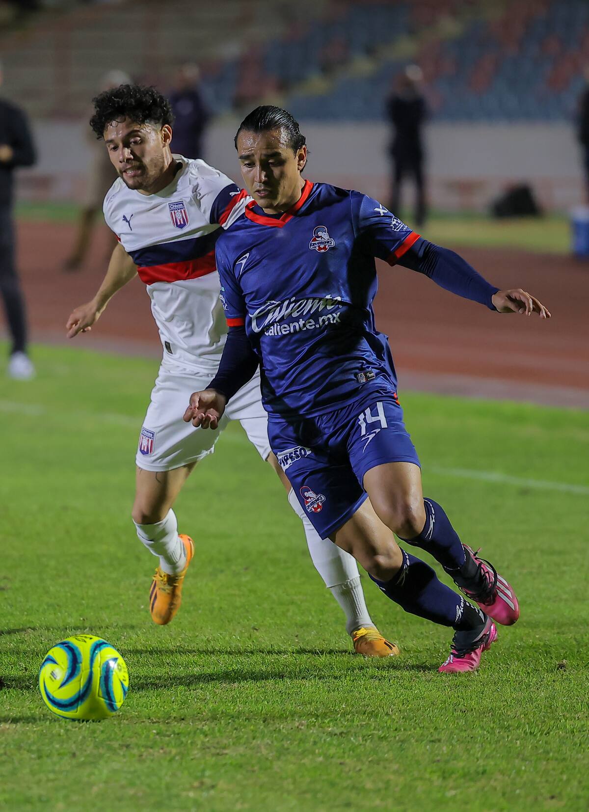 Se enfrentan los Cimarrones de Sonora ante el Tapatío, en el marco del torneo de la liga de expansión MX, esto en el Héroe de Nacozari, con marcador de 1 a 1 en el primer tiempo