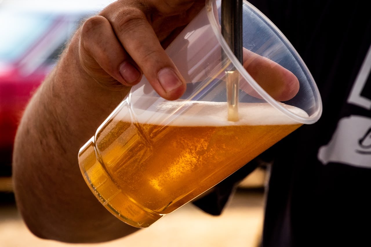 La Ley Seca está dirigida principalmente a limitar la venta de alcohol para consumo fuera de establecimientos, no a cerrar toda actividad comercial relacionada con alimentos, entretenimiento o servicios turísticos.