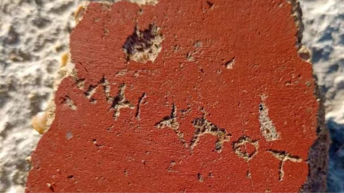 Arqueólogos en el yacimiento de Artezian, Crimea, descubrieron un grafiti milenario en una placa de yeso bajo el altar de Zeus, oculto desde el año 45 d.C./Foto: Artezian Archaeological Expedition
