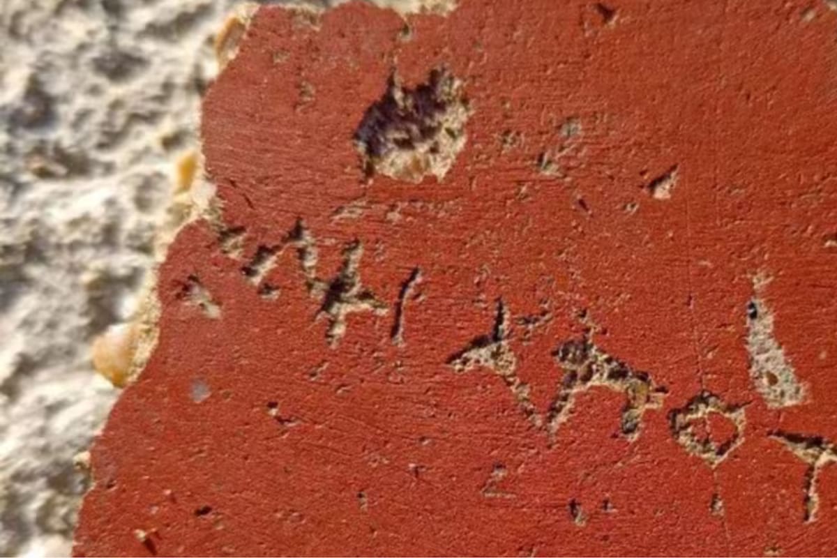 Grafiti milenario descubierto en Crimea: un mensaje oculto bajo el altar de Zeus