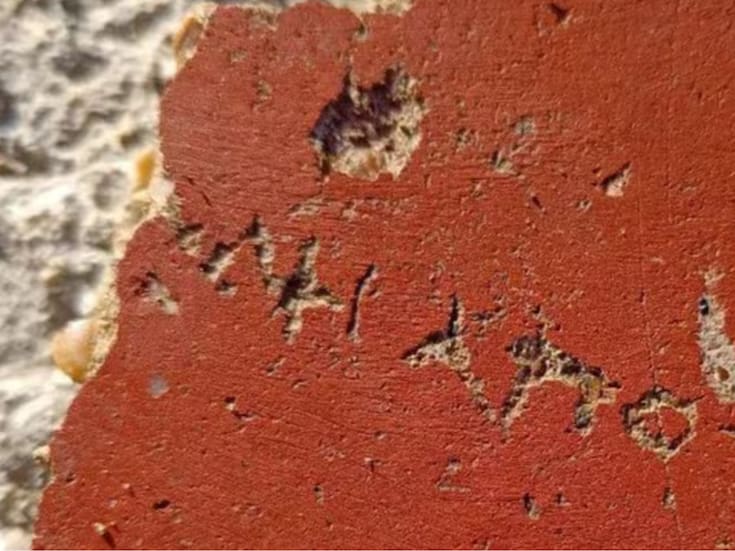 Grafiti milenario descubierto en Crimea: un mensaje oculto bajo el altar de Zeus