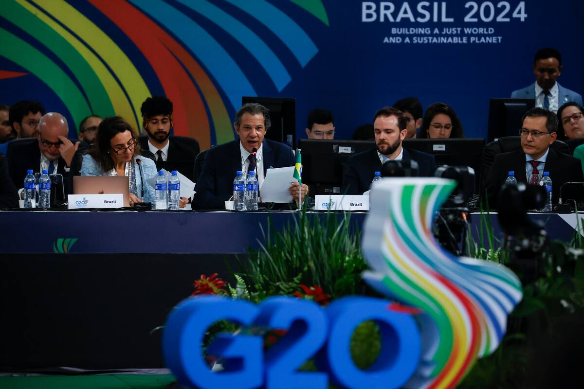 AME3594. SAO PAULO (BRASIL), 29/02/2024.-El ministro de Hacienda de Brasil, Fernando Haddad (2i), participa durante una reunión de ministros de Economía del G20, este jueves en Sao Paulo (Brasil). El ministro de Hacienda de Brasil, Fernando Haddad, instó este jueves al G20 a actuar "juntos" para que los superricos dejen de evadir impuestos, mediante la creación de un tributo global sobre las grandes fortunas, y adelantó que presentará una propuesta al foro en ese sentido "hasta julio". EFE/ Sebastiao Moreira