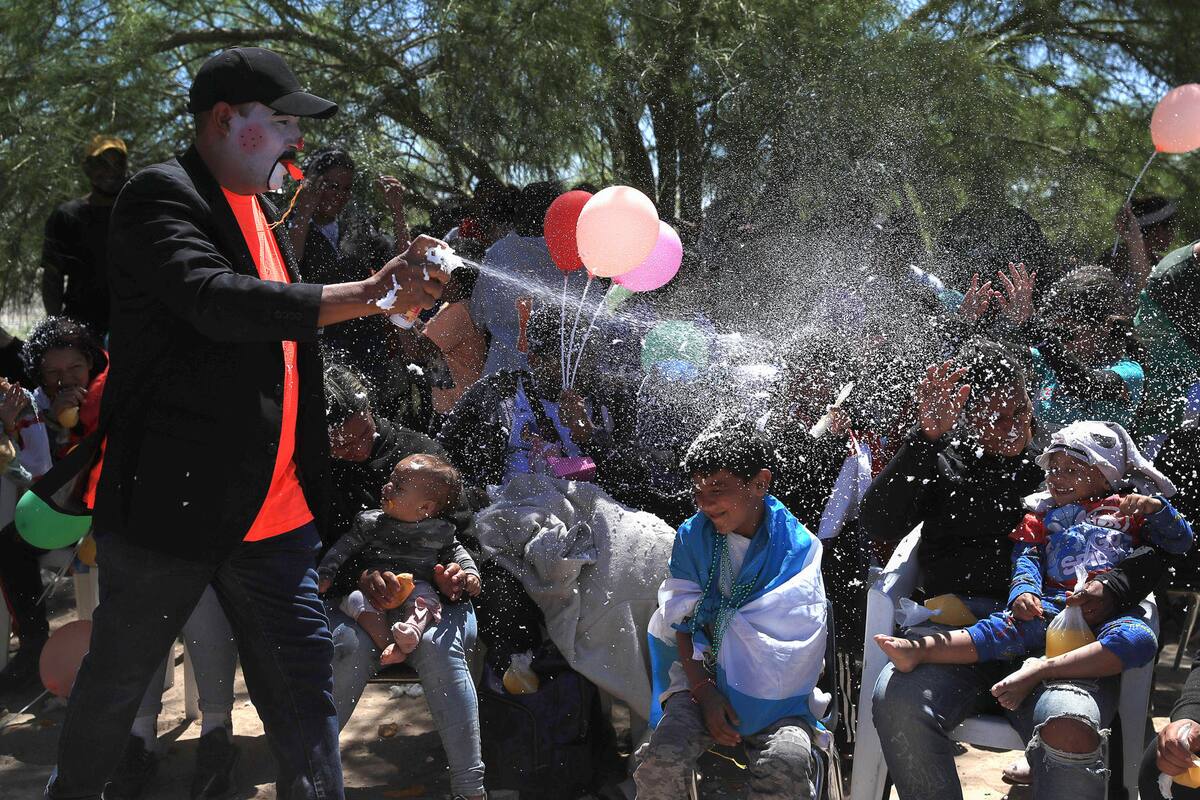 Decenas de niños celebraron este miércoles el Día del Niño en el río Bravo | FOTO EFE