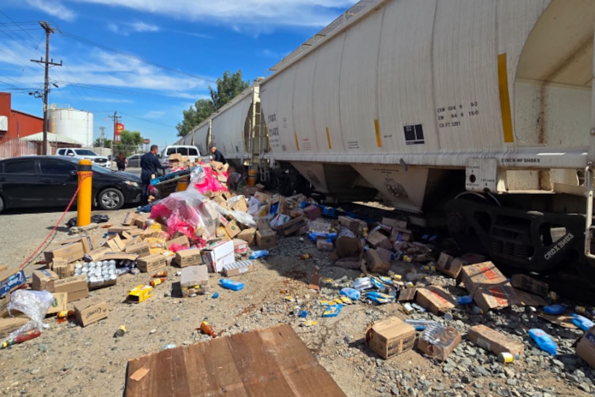 Tren parte en dos un tractocamión en Mexicali; carga daña un automóvil y provoca caos vial