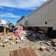 Tren parte en dos un tractocamión en Mexicali; carga daña un automóvil y provoca caos vial