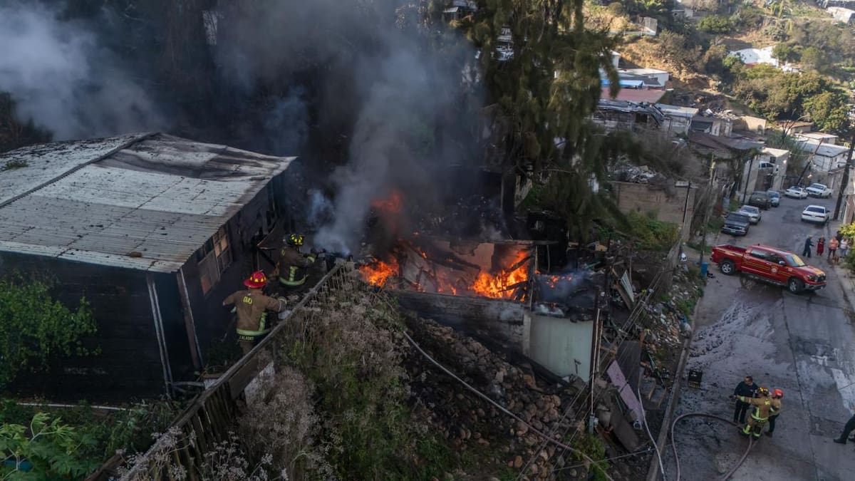 Un incendio registrado la tarde de este viernes provocó la pérdida total de dos viviendas en la colonia Miramar y dejó a un hombre con quemaduras de segundo grado. Foto: Border Zoom