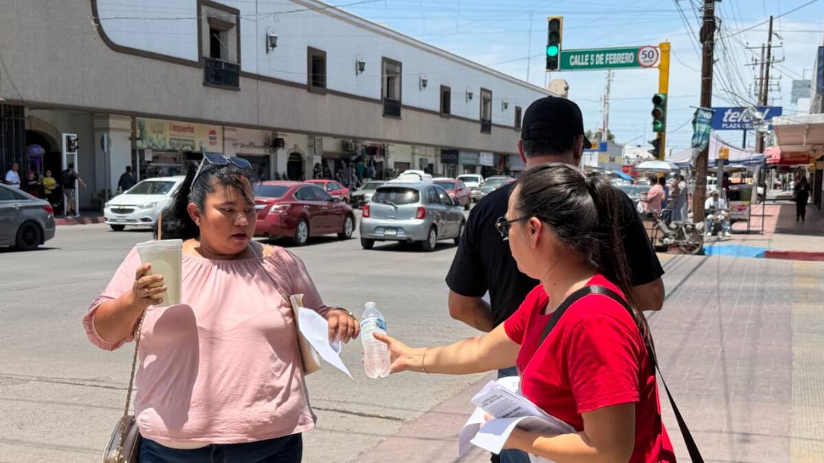Maestros realizan volanteo y entregan agua en el centro de Ciudad Obregón durante su cuarta semana de movilizaciones por demandas laborales
