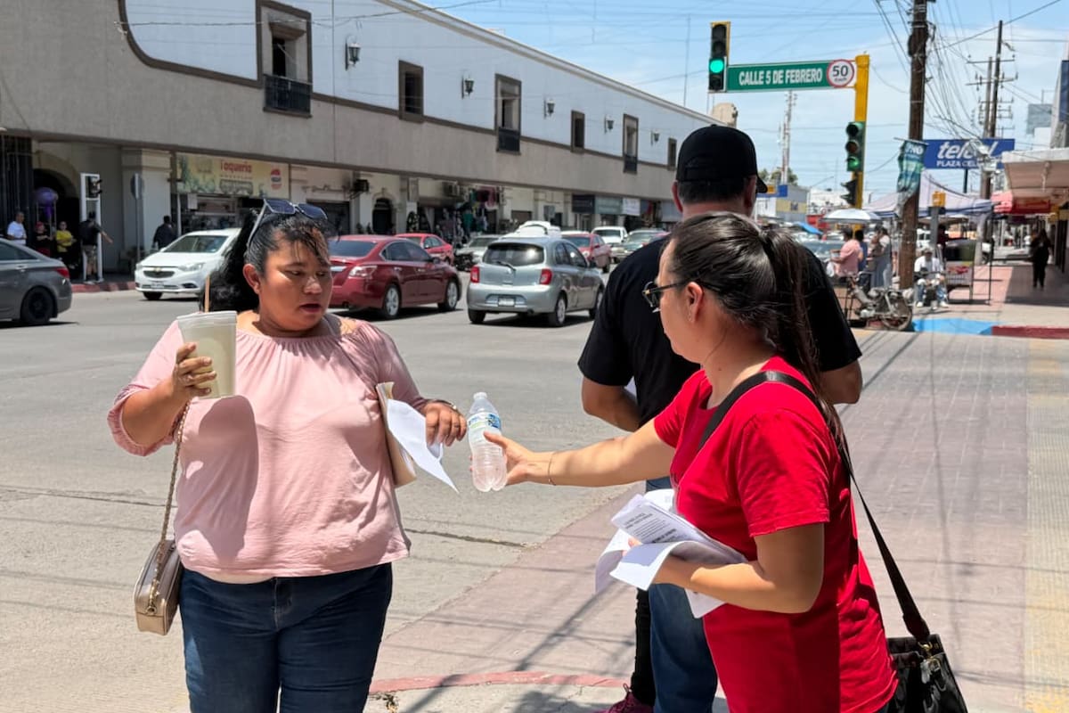 Maestros realizan volanteo y entregan agua en el centro de Ciudad Obregón durante su cuarta semana de movilizaciones por demandas laborales